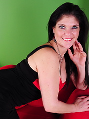Horny housewife from the States playing alone